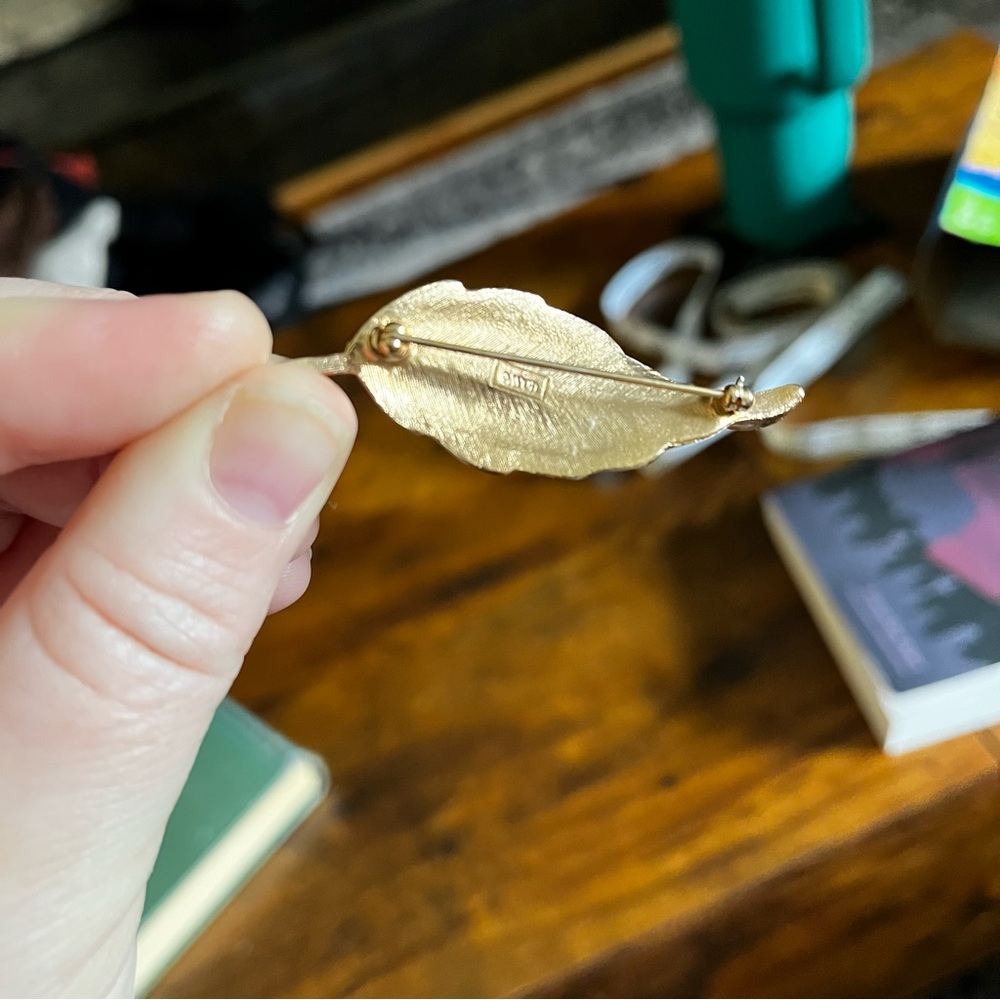 Unique Bundle Lot of Vintage Gold Ladies Pins - Picture 4 of 4
